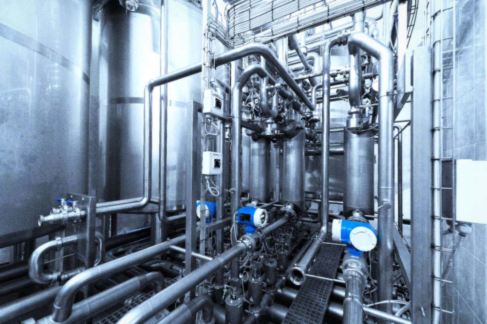 Kaltwassersystem mit Rohrleitungen und Aggregaten in einem technischen Chillerraum, in dem EndoCool den Energiebedarf der Kühlung senken kann.