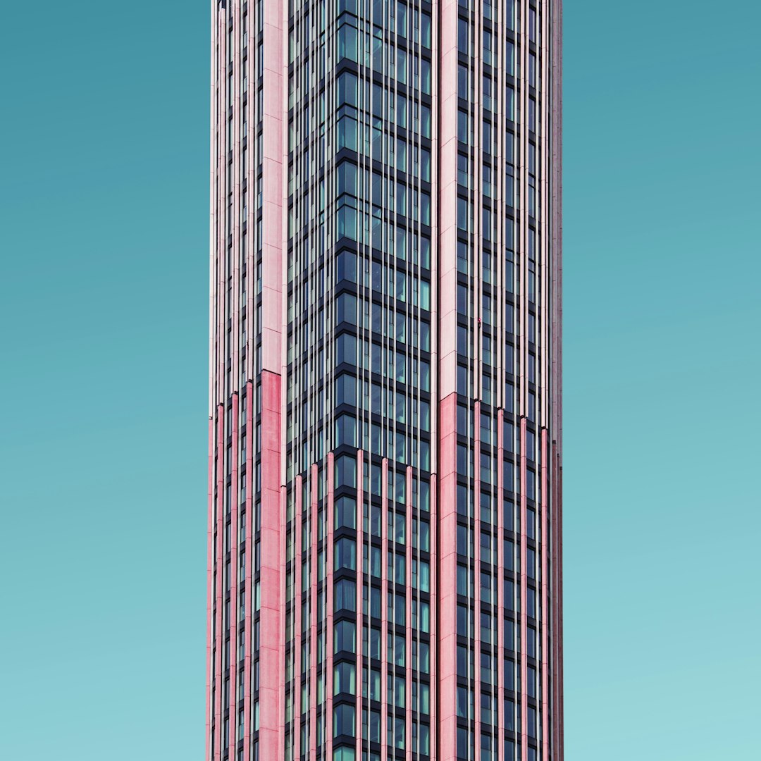 Schmaler Tower vor Farbverlauf-Himmel als Symbol für Smartcool- und EndoCool-Lösungen im Gebäudebestand.