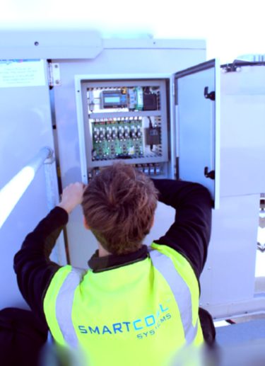 Smartcool wird in Reihe mit der bestehenden Steuerungslösung im Schaltschrank einer Kälte- oder Klimaanlage installiert.