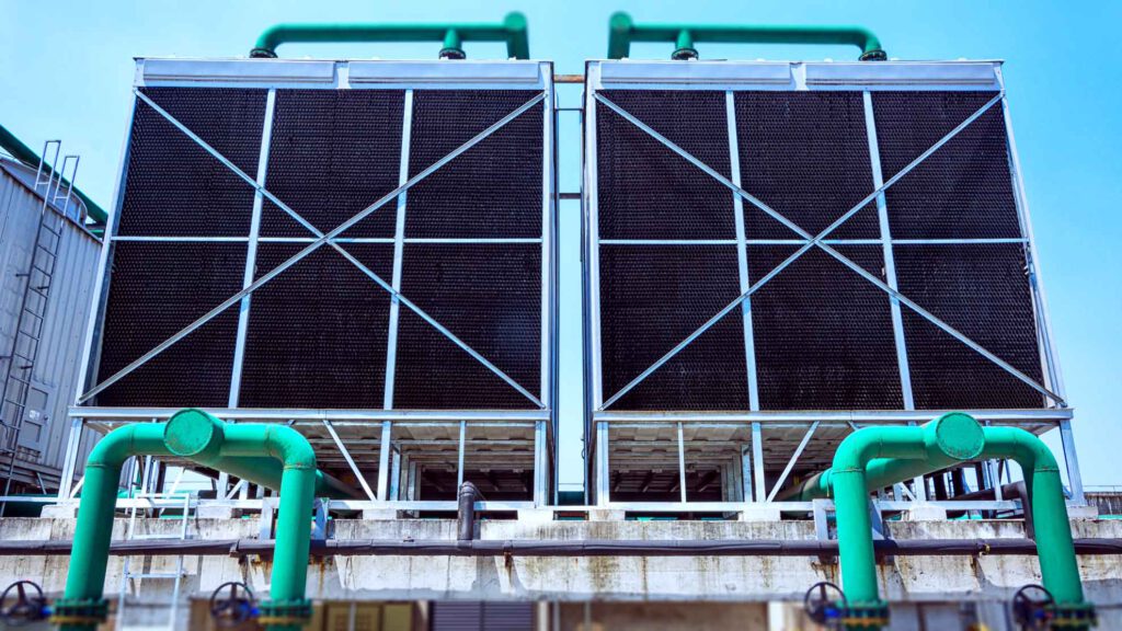 Rückkühler einer Kälteanlage auf dem Dach eines Bestandsgebäudes